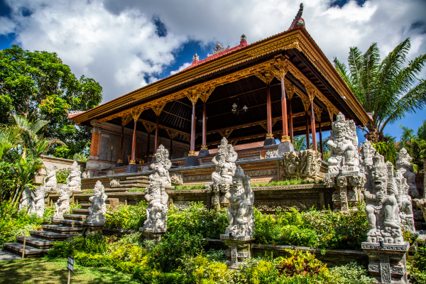 Hommes Locaux Fixant Un Nouveau Toit De Paille Dans Ubud, île Bali,  Indonésie Travailleurs De La Construction Travaillant à Un To Photographie  éditorial - Image du architecture, nature: 153356117