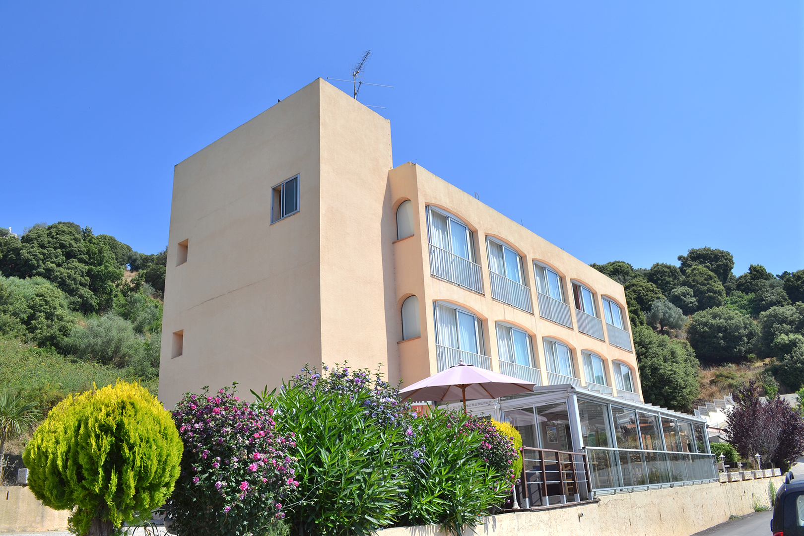 Hôtel Alata** avec vols réguliers